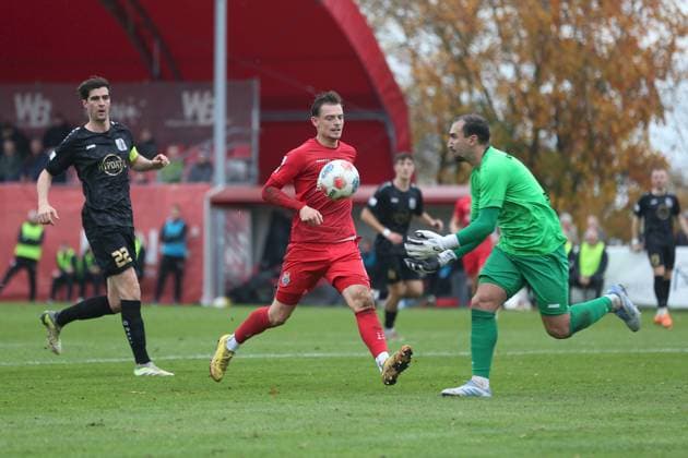 01 11 2025, xjcx, Men, Soccer, Season 2025 2026, Regionalliga Bayern, 16 Matchday TSV Aubstadt TSV Schwaben Augsburg Benedikt Krug 22, TSV Schwaben Augsburg , Franz Helmer 5, TSV Aubstadt , Iason Drobny 1, TSV Schwaben Augsburg Sulzfeld Schulstadion Aubstadt NGN Arena Bayern Germany