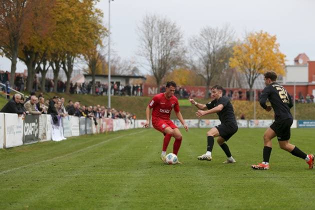 01 11 2025, xjcx, Men, Football, Season 2025 2026, Regionalliga Bayern, 16 Matchday TSV Aubstadt TSV Schwaben Augsburg Lukas Mrozek 2, TSV Aubstadt and Maximilian Heiß 7, TSV Schwaben Augsburg , Elias Herzig 24, TSV Schwaben Augsburg Sulzfeld Schulstadion Aubstadt NGN Arena Bayern Germany