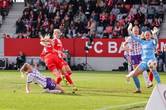 Goal kick by Pernille Harder FC Bayern Muenchen, 21 with Lea Schueller FC Bayern Muenchen, 11 and Luisa Palmen SGS Essen, 21 , with Paula Flach SGS Essen, 05 and Laura Pucks SGS Essen, 15 , GER, FC Bayern Muenchen vs SGS Essen, Soccer, Google Pixel Womens Bundesliga, 8 Matchday, Season 2025 2026, 01 11 2025, DFL DFB REGULATIONS PROHIBIT ANY USE OF PHOTOGRAPHS as IMAGE SEQUENCES and or QUASI VIDEO, GER, FC Bayern Muenchen vs SGS Essen, Football, Google Pixel Womens Bundesliga, 8 Matchday, Season 2025 2026, 01 11 2025 Muenchen Copyright: xEibner-Pressefoto JennixMaulx EP_JML