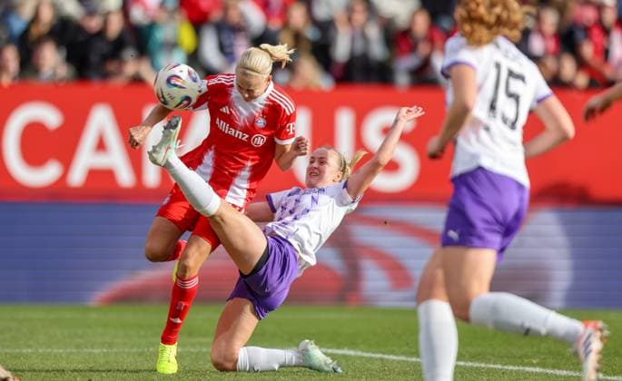 DEU, München, FC Bayern München vs SGS Essen, Google Pixel Frauen Bundesliga, DFB, Saison 2526, FC Bayern Campus, 8 Spieltag im Bild f l n r Pernille Harder Bayern München 21 , Paula Flach SGS Essen 5 , Zweikampf DFB DFL REGULATIONS PROHIBIT ANY USE OF PHOTOGRAPHS AS IMAGE SEQUENCES AND OR QUASI VIDEO, 01 11 2025 Copyright: HMBxMedia HendrikxHamelau