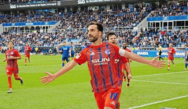 01 11 25 Karlsruher SC FC Schalke 04 Germany, Karlsruhe, 01 11 2025, Soccer, 2 Bundesliga, Season 2025 2026, Karlsruher SC FC Schalke 04 Kenan Karaman FC Schalke 04 Cheering Goal Penalty 0 1 Karaman