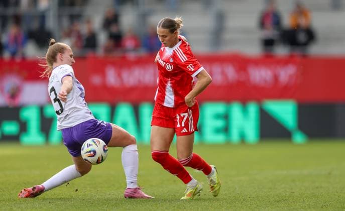 DEU, München, FC Bayern München vs SGS Essen, Google Pixel Frauen Bundesliga, DFB, Saison 2526, FC Bayern Campus, 8 Spieltag im Bild f l n r Maike Berentzen SGS Essen 13 , Klara Bühl Bayern München 17 DFB DFL REGULATIONS PROHIBIT ANY USE OF PHOTOGRAPHS AS IMAGE SEQUENCES AND OR QUASI VIDEO, 01 11 2025 Copyright: HMBxMedia HendrikxHamelau