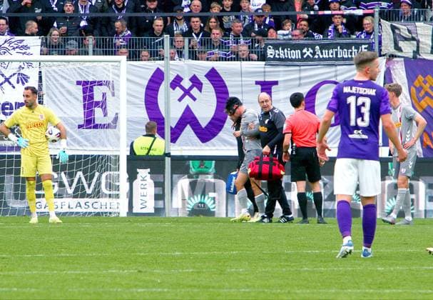 Nicolas Oliveira Regensburg had to be substituted due to injury Football 3 Liga 2025 26 FC Erzgebirge Aue SSV Jahn Regensburg on 1 11 2025 Erzgebirge Aue Jahn Regensburg