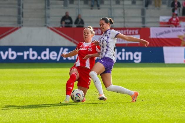 Giulia Gwinn FC Bayern Muenchen, 07 with Kassandra Potsi SGS Essen, 28 , GER, FC Bayern Muenchen vs SGS Essen, Soccer, Google Pixel Womens Bundesliga, 8 Matchday, Season 2025 2026, 01 11 2025, DFL DFB REGULATIONS PROHIBIT ANY USE OF PHOTOGRAPHS as IMAGE SEQUENCES and or QUASI VIDEO, GER, FC Bayern Muenchen vs SGS Essen, Football, Google Pixel Womens Bundesliga, Matchday 8, Season 2025 2026, 01 11 2025 Muenchen Copyright: xEibner-Pressefoto JennixMaulx EP_JML