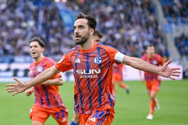 01 11 2025, Football, 2 Bundesliga, Season 2025 2026, Matchday 11, Karlsruher SC FC Schalke 04, Kenan Karaman FC Schalke 04 celebrates the goal to 0 1 with the team, xRHR PHOTO YYx Copyright: KROEGER RHR-FOTOx RHR-FOTO YY