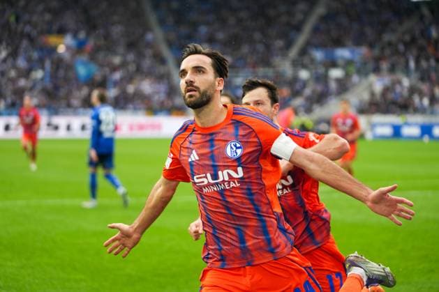 2 Bundesliga, Karlsruher SC vs FC Schalke 05, 01 11 2025 Kenan Karaman FC Schalke 04, 19 celebrating a goal for 0 1 after penalty 2 Bundesliga, Karlsruher SC vs FC Schalke 05, BBBank Wildpark Karlsruhe, 01 11 2025 DFB DFL REGULATIONS PROHIBIT ANY USE OF PHOTOGRAPHS AS IMAGE SEQUENCES AND OR QUASI VIDEO Copyright: xBEAUTIFULxSPORTS Boscox
