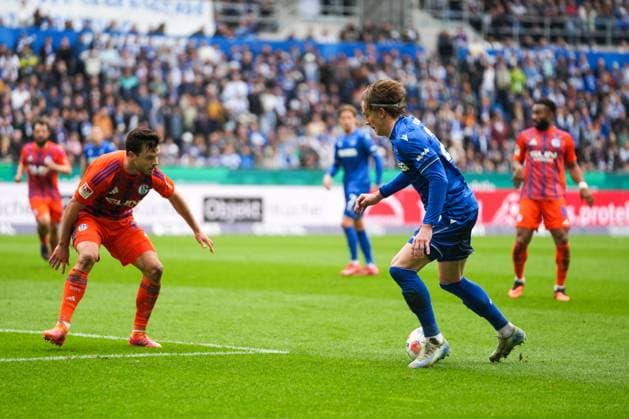 2 Bundesliga, Karlsruher SC vs FC Schalke 05, 01 11 2025 Duel between Adrian Gantenbein FC Schalke 04, 17 and David Herold Karlsruher SC, 20 2 Bundesliga, Karlsruher SC vs FC Schalke 05, BBBank Wildpark Karlsruhe, 01 11 2025 DFB DFL REGULATIONS PROHIBIT ANY USE OF PHOTOGRAPHS AS IMAGE SEQUENCES AND OR QUASI VIDEO Copyright: xBEAUTIFULxSPORTS Boscox
