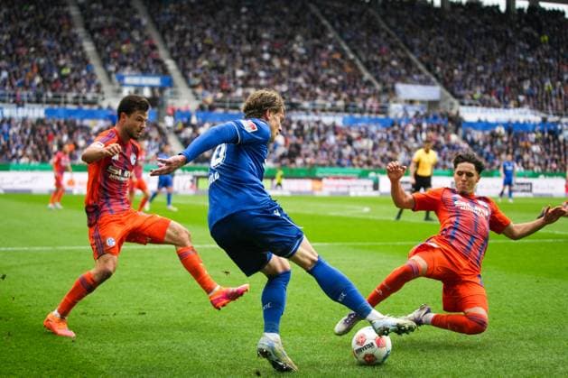 2 Bundesliga, Karlsruher SC vs FC Schalke 05, 01 11 2025 Duel between Adrian Gantenbein FC Schalke 04, 17 and David Herold Karlsruher SC, 20 and Soufiane El Faouzi FC Schalke 04, 23 2 Bundesliga, Karlsruher SC vs FC Schalke 05, BBBank Wildpark Karlsruhe, 01 11 2025 DFB DFL REGULATIONS PROHIBIT ANY USE OF PHOTOGRAPHS AS IMAGE SEQUENCES AND OR QUASI VIDEO Copyright: xBEAUTIFULxSPORTS Boscox