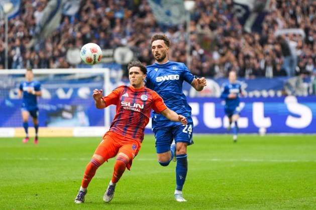 2 Bundesliga, Karlsruher SC vs FC Schalke 05, 01 11 2025 Duel between Nikola Kati FC Schalke 04, 25 and Fabian Schleusener Karlsruher SC, 24 2 Bundesliga, Karlsruher SC vs FC Schalke 05, BBBank Wildpark Karlsruhe, 01 11 2025 DFB DFL REGULATIONS PROHIBIT ANY USE OF PHOTOGRAPHS AS IMAGE SEQUENCES AND OR QUASI VIDEO Copyright: xBEAUTIFULxSPORTS Boscox