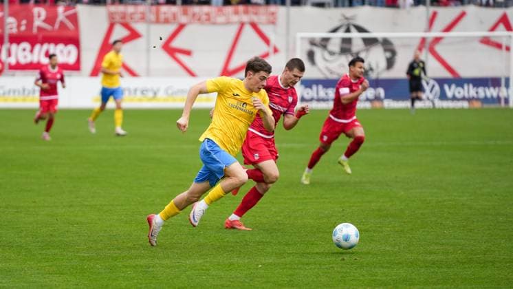 Soccer, Men, Season 2025 2026, Regionalliga Nordost, Matchday 14, FSV Zwickau vs FSV 63 Luckenwalde, Saturday 01 11 2025, GGZ Arena Zwickau, In the picture Tim Maciejewski l Luckenwalde and Sonny Ziemer r Zwickau Saxony Germany
