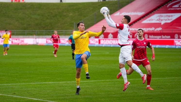 Soccer, Men, Season 2025 2026, Regionalliga Nordost, Matchday 14, FSV Zwickau vs FSV 63 Luckenwalde, Saturday 01 11 2025, GGZ Arena Zwickau, In the picture from l Simon Gollnack Luckenwalde , Lucas Hiemann Zwickau and Sonny Ziemer Zwickau Saxony Germany