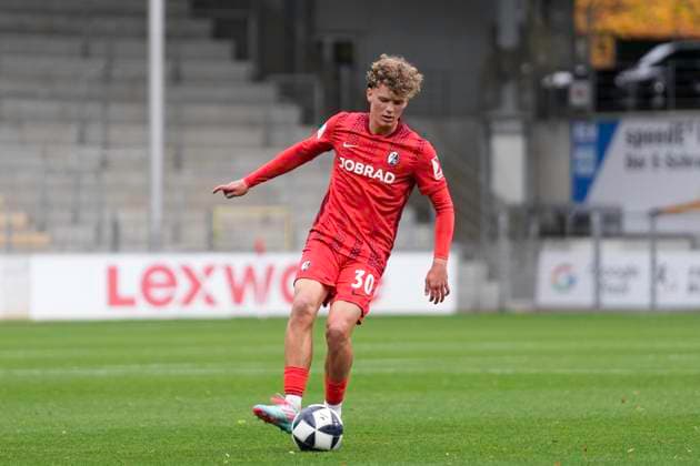 Rouven Tarnutzer SC Freiburg II, 30 on the ball , Germany, Soccer, Regionalliga Südwest, Matchday 15, 2025 2026, SC Freiburg II vs TSV Steinbach Haiger, 01 11 2025, Dreisamstadion, Freiburg, Germany DFB REGULATIONS PROHIBIT ANY USE OF PHOTOGRAPHS AS IMAGE SEQUENCES AND OR QUASI VIDEO Freiburg Dreisamstadion Baden Wuerttemberg Germany Copyright: xArnexAmbergx