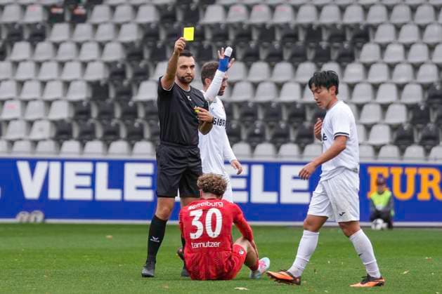 Mika Forster referee shows yellow card , Germany, Football, Regionalliga Südwest, Matchday 15, 2025 2026, SC Freiburg II vs TSV Steinbach Haiger, 01 11 2025, Dreisamstadion, Freiburg, Germany DFB REGULATIONS PROHIBIT ANY USE OF PHOTOGRAPHS AS IMAGE SEQUENCES AND OR QUASI VIDEO Freiburg Dreisamstadion Baden Wuerttemberg Germany Copyright: xArnexAmbergx