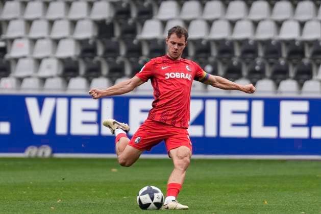 Fabian Rüdlin Fabian Ruedlin SC Freiburg II, 05 on the ball , Germany, Soccer, Regionalliga Südwest, 15 Matchday, 2025 2026, SC Freiburg II vs TSV Steinbach Haiger, 01 11 2025, Dreisamstadion, Freiburg, Germany DFB REGULATIONS PROHIBIT ANY USE OF PHOTOGRAPHS AS IMAGE SEQUENCES AND OR QUASI VIDEO Freiburg Dreisamstadion Baden Wuerttemberg Germany Copyright: xArnexAmbergx