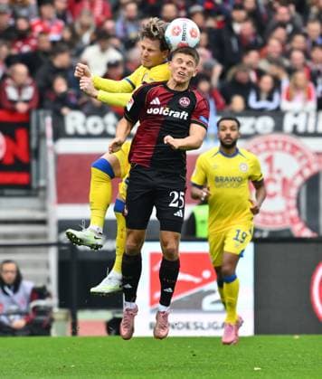 01 11 2025 Soccer season 2025 2026 2 Soccer Bundesliga 11 Matchday 1 FC Nürnberg FCN Club Eintracht Braunschweig EBS BTSV Sportfoto Zink xwoxzix DFL regulations prohibit any use of photographs as image sequences and or quasi video only for editorial use Lino Tempelmann 20, Eintracht Braunschweig BTSV EBS in header duel with Finn Ole Becker 25, 1 FC Nürnberg FCN