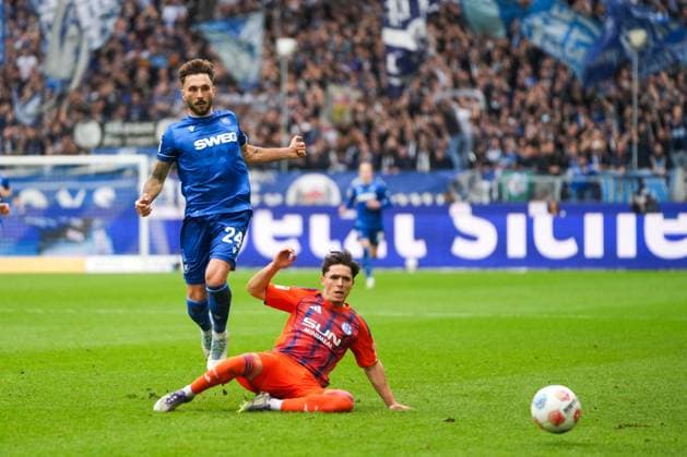 2 Bundesliga, Karlsruher SC vs FC Schalke 05, 01 11 2025 Duel between Nikola Kati FC Schalke 04, 25 and Fabian Schleusener Karlsruher SC, 24 2 Bundesliga, Karlsruher SC vs FC Schalke 05, BBBank Wildpark Karlsruhe, 01 11 2025 DFB DFL REGULATIONS PROHIBIT ANY USE OF PHOTOGRAPHS AS IMAGE SEQUENCES AND OR QUASI VIDEO Copyright: xBEAUTIFULxSPORTS Boscox