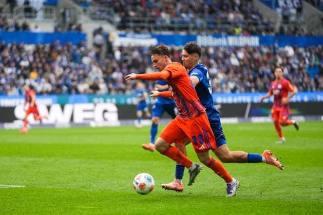 2 Bundesliga, Karlsruher SC vs FC Schalke 05, 01 11 2025 Duel between Vitalie Becker FC Schalke 04, 33 and Rafael Pinto Pedrosa Karlsruher SC, 36 2 Bundesliga, Karlsruher SC vs FC Schalke 05, BBBank Wildpark Karlsruhe, 01 11 2025 DFB DFL REGULATIONS PROHIBIT ANY USE OF PHOTOGRAPHS AS IMAGE SEQUENCES AND OR QUASI VIDEO Copyright: xBEAUTIFULxSPORTS Boscox