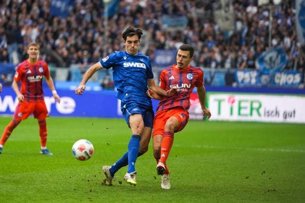 2 Bundesliga, Karlsruher SC vs FC Schalke 05, 01 11 2025 Duel between Roko äimi Karlsruher SC, 9 and Ron Schallenberg FC Schalke 04, 6 2 Bundesliga, Karlsruher SC vs FC Schalke 05, BBBank Wildpark Karlsruhe, 01 11 2025 DFB DFL REGULATIONS PROHIBIT ANY USE OF PHOTOGRAPHS AS IMAGE SEQUENCES AND OR QUASI VIDEO Copyright: xBEAUTIFULxSPORTS Boscox