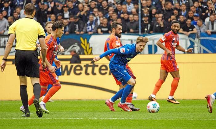 01 11 25 Karlsruher SC FC Schalke 04 Germany, Karlsruhe, 01 11 2025, Football, 2 Bundesliga, Season 2025 2026, Karlsruher SC FC Schalke 04 v l Amin Younes FC Schalke 04 , Dzenis Burnic Karlsruher SC
