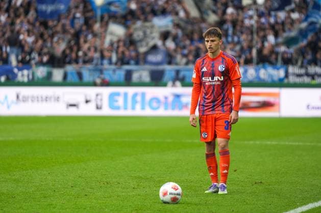 2. Bundesliga, Karlsruher SC vs FC Schalke 05, 01.11.2025 Vitalie Becker (FC Schalke 04, 33) 2. Bundesliga, Karlsruher SC vs FC Schalke 05, BBBank Wildpark Karlsruhe, 01.11.2025 DFB DFL REGULATIONS PROHIBIT ANY USE OF PHOTOGRAPHS AS IMAGE SEQUENCES AND OR QUASI-VIDEO. Copyright: xBEAUTIFULxSPORTS Boscox