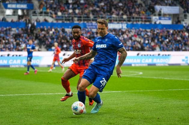 2. Bundesliga, Karlsruher SC vs FC Schalke 05, 01.11.2025 Duell between Marcel Franke (Karlsruher SC, 28) and Moussa Sylla (FC Schalke 04, 9) 2. Bundesliga, Karlsruher SC vs FC Schalke 05, BBBank Wildpark Karlsruhe, 01.11.2025 DFB DFL REGULATIONS PROHIBIT ANY USE OF PHOTOGRAPHS AS IMAGE SEQUENCES AND OR QUASI-VIDEO. Copyright: xBEAUTIFULxSPORTS Boscox