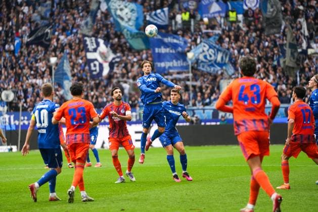 2. Bundesliga, Karlsruher SC vs FC Schalke 05, 01.11.2025 Dženis Burni? (Karlsruher SC, 7) jumping for the ball 2. Bundesliga, Karlsruher SC vs FC Schalke 05, BBBank Wildpark Karlsruhe, 01.11.2025 DFB DFL REGULATIONS PROHIBIT ANY USE OF PHOTOGRAPHS AS IMAGE SEQUENCES AND OR QUASI-VIDEO. Copyright: xBEAUTIFULxSPORTS Boscox