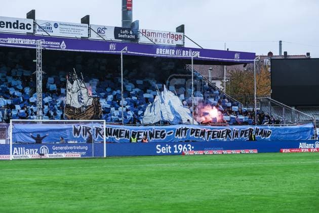 Sport, Football, 3 Liga Season 2025 2026 13 Matchday VfL Osnabrück MSV Duisburg 01 11 2025, Bremer Brücke Fans MSV Duisburg with a choreo and pyro before the match Osnabrück Bremer Brücke Lower Saxony Germany