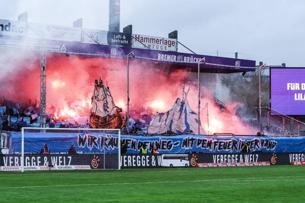 Sport, Football, 3 Liga Season 2025 2026 13 Matchday VfL Osnabrück MSV Duisburg 01 11 2025, Bremer Brücke Fans MSV Duisburg with a choreo and pyro before the match Osnabrück Bremer Brücke Lower Saxony Germany