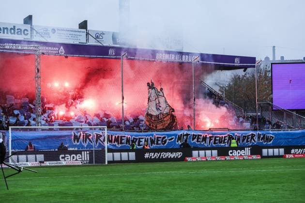 Sport, Football, 3 Liga Season 2025 2026 13 Matchday VfL Osnabrück MSV Duisburg 01 11 2025, Bremer Brücke Fans MSV Duisburg with a choreo and pyro before the match Osnabrück Bremer Brücke Lower Saxony Germany