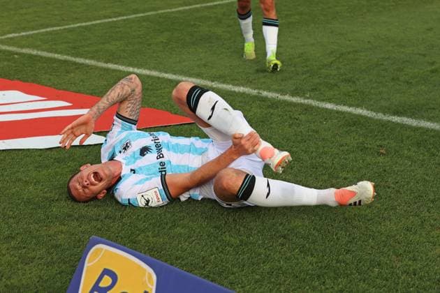Football, Men, 3 Liga, Season 2025 2026, TSV 1860 Munich FC Energie Cottbus, Grünwalder Stadion Max Reinthaler TSV 1860 Munich with pain on the ground