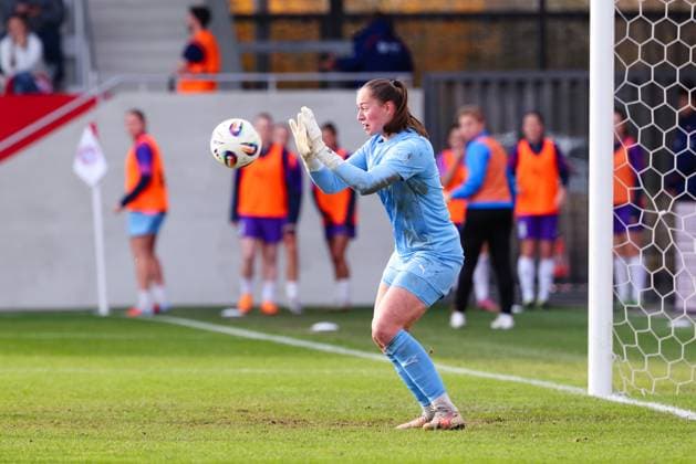 Luisa Palmen 21, SGS Essen , holds the ball safely during the match between FC Bayern Munich v SGS Essen, Football, Women, Google Pixel Women Bundesliga, 2025 2026, Matchday 8 on 01 11 2025 in Munich, FC Bayern Campus DFL and DFB regulations prohibit any use of photographs as image sequences and or quasi video Bayern Germany