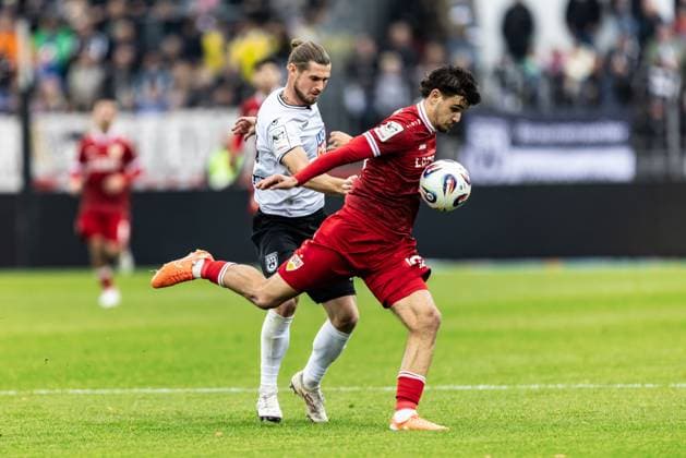 Football, Season 2025 2026, 3 Liga, Donaustadion Ulm, Matchday 13, SSV Ulm 1846 Football VfB Stuttgart II, 01 11 2025 01 11 2025, Football, Season 2025 2026, 3 Liga, Donaustadion Ulm, Matchday 13, SSV Ulm 1846 Football VfB Stuttgart II, v l 11 Dennis Chessa SSV Ulm 1846 Football , 42 Leonidas Stergiou VfB Stuttgart II Photo Lucca Fundel Ulm Donaustadion Baden Württemberg Germany