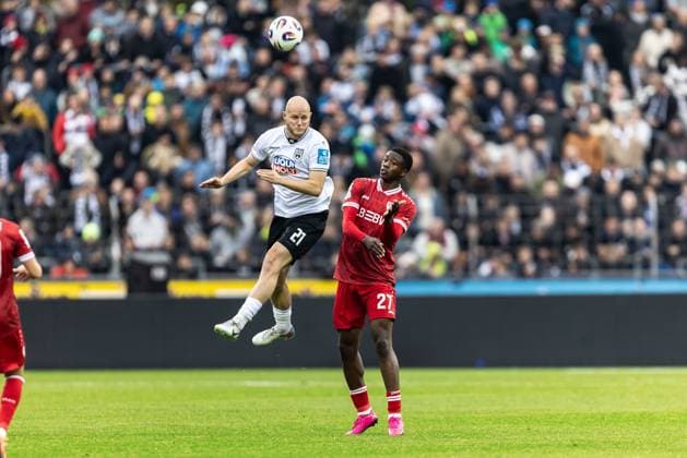 Football, Season 2025 2026, 3 Liga, Donaustadion Ulm, Matchday 13, SSV Ulm 1846 Football VfB Stuttgart II, 01 11 2025 01 11 2025, Football, Season 2025 2026, 3 Liga, Donaustadion Ulm, Matchday 13, SSV Ulm 1846 Football VfB Stuttgart II, v l 21 Marcel Seegert SSV Ulm 1846 Football , 27 Mansour Ouro Tagba VfB Stuttgart II Photo Lucca Fundel Ulm Donaustadion Baden Württemberg Germany