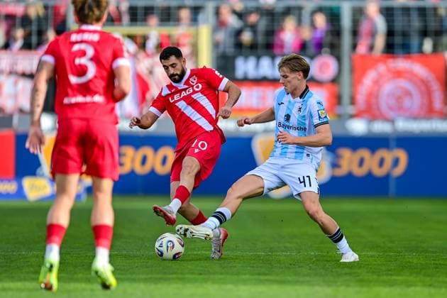 v li Tolcay Cigerci Cottbus, 10 Clemens Lippmann TSV 1860, 41 in duel, duel, tackle, dynamic, action, action, 01 11 2025, Munich Germany , Football, 3 Liga, TSV 1860 München FC Energie Cottbus, DFB DFL REGULATIONS PROHIBIT ANY USE OF PHOTOGRAPHS AS IMAGE SEQUENCES AND OR QUASI VIDEO xslx