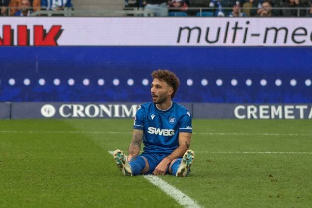 01 11 2025, xhettx, Soccer 2 Bundesliga, Karlsruher SC FC Schalke 04 v l Schleusener, Fabian Karlsruher SC, 24 DFL DFB REGULATIONS PROHIBIT ANY USE OF PHOTOGRAPHS as IMAGE SEQUENCES and or QUASI VIDEO Karlsruhe