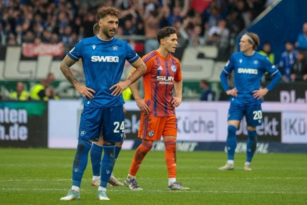 01 11 2025, xhettx, Soccer 2 Bundesliga, Karlsruher SC FC Schalke 04 v l Schleusener, Fabian Karlsruher SC, 24 DFL DFB REGULATIONS PROHIBIT ANY USE OF PHOTOGRAPHS as IMAGE SEQUENCES and or QUASI VIDEO Karlsruhe