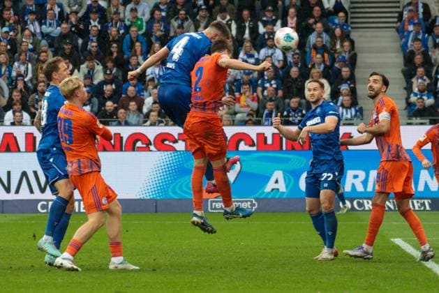 01 11 2025, xhettx, Soccer 2 Bundesliga, Karlsruher SC FC Schalke 04 v l header to 1 1 by Beifus, Marcel Karlsruher SC, 4 DFL DFB REGULATIONS PROHIBIT ANY USE OF PHOTOGRAPHS as IMAGE SEQUENCES and or QUASI VIDEO Karlsruhe