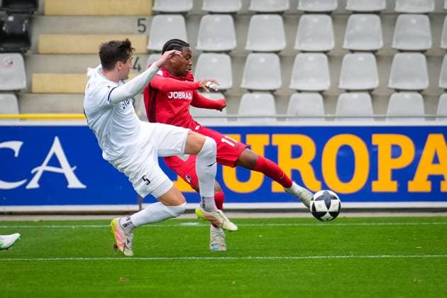 Germany, Football, Regionalliga Südwest, Season 2025 2026, Matchday 15 SC Freiburg II vs TSV Steinbach Haiger Dreisamstadion Freiburg Dominic Volkmer TSV Steinbach Haiger, 05 David Amegnaglo SC Freiburg II, 11 Freiburg Dreisamstadion Baden Württemberg Germany Copyright: xFINLEYxMÖRCHx