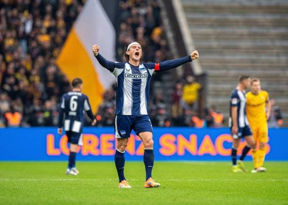 Soccer, Men, Season 2025 2026, 2 Bundesliga 11 Matchday , Hertha BSC Dynamo Dresden, Fabian Reese Hertha BSC , Cheering after the final whistle, 01 11 2025, Copyright: xSebastianxRäppold MatthiasxKochx