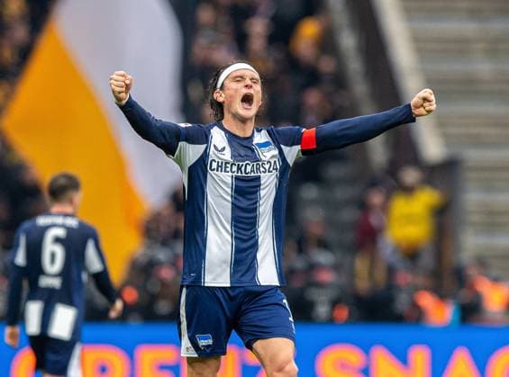Soccer, Men, Season 2025 2026, 2 Bundesliga 11 Matchday , Hertha BSC Dynamo Dresden, Fabian Reese Hertha BSC , Cheering after the final whistle, 01 11 2025, Copyright: xSebastianxRäppold MatthiasxKochx