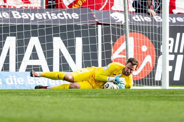 Thomas Daehne Goalkeeper, TSV 1860 Muenchen, 21 saves a ball GER, TSV 1860 Muenchen vs FC Energie Cottbus, Soccer, 3 Bundesliga, Matchday 13, Season 2025 2026, 01 11 2025 DFL DFB REGULATIONS PROHIBIT ANY USE OF PHOTOGRAPHS as IMAGE SEQUENCES and or QUASI VIDEO GER, TSV 1860 Muenchen vs FC Energie Cottbus, Football, 3 Bundesliga, Matchday 13, Season 2025 2026, 01 11 2025 Muenchen Copyright: xEibner-Pressefoto HeikexFeinerx EP_HFR