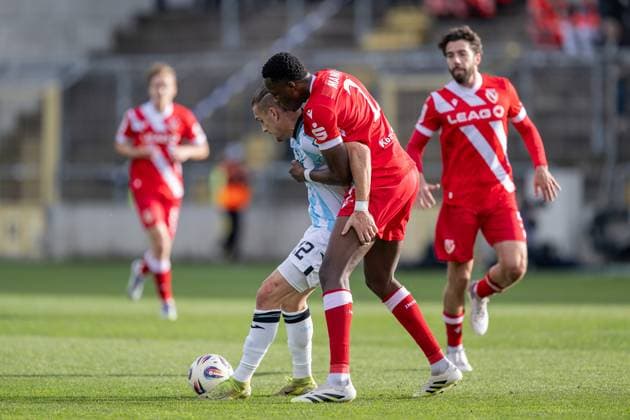 Sigurd Haugen TSV 1860 Muenchen, 22 shields the ball from King Manu FC Energie Cottbus, 2 ab GER, TSV 1860 Muenchen vs FC Energie Cottbus, Soccer, 3 Bundesliga, Matchday 13, Season 2025 2026, 01 11 2025 DFL DFB REGULATIONS PROHIBIT ANY USE OF PHOTOGRAPHS as IMAGE SEQUENCES and or QUASI VIDEO GER, TSV 1860 Muenchen vs FC Energie Cottbus, Football, 3 Bundesliga, Matchday 13, Season 2025 2026, 01 11 2025 Muenchen Copyright: xEibner-Pressefoto HeikexFeinerx EP_HFR