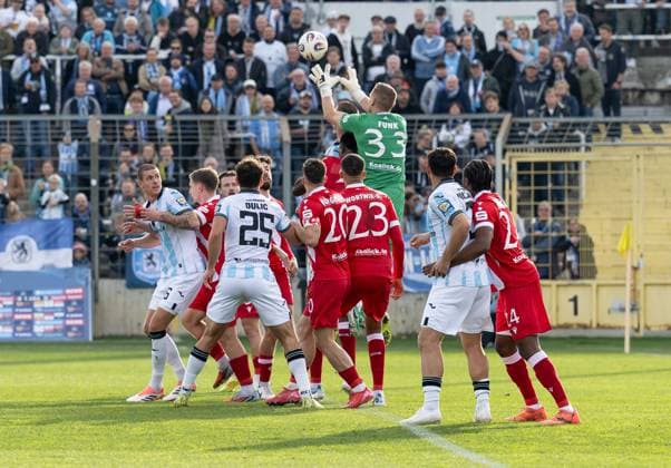 Marius Funk Goalkeeper, FC Energie Cottbus, 33 pucks down a ball GER, TSV 1860 Muenchen vs FC Energie Cottbus, Football, 3 Bundesliga, Matchday 13, Season 2025 2026, 01 11 2025 DFL DFB REGULATIONS PROHIBIT ANY USE OF PHOTOGRAPHS as IMAGE SEQUENCES and or QUASI VIDEO GER, TSV 1860 Muenchen vs FC Energie Cottbus, Football, 3 Bundesliga, Matchday 13, Season 2025 2026, 01 11 2025 Muenchen Copyright: xEibner-Pressefoto HeikexFeinerx EP_HFR