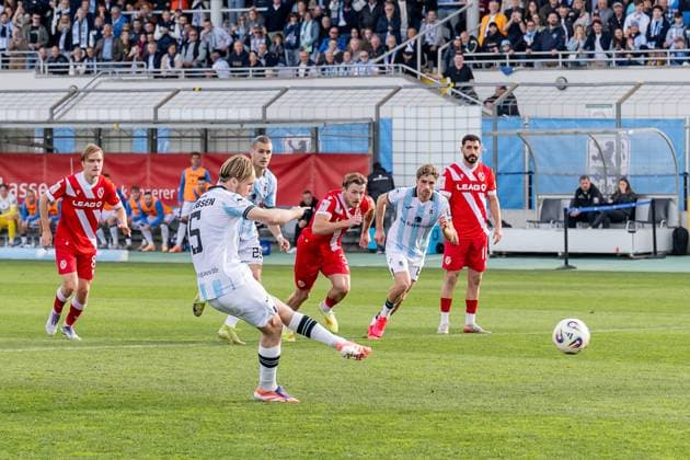 Thore Jacobsen TSV 1860 Muenchen, 05 on his penalty which leads to the goal for 1 0 GER, TSV 1860 Muenchen vs FC Energie Cottbus, Soccer, 3 Bundesliga, Matchday 13, Season 2025 2026, 01 11 2025 DFL DFB REGULATIONS PROHIBIT ANY USE OF PHOTOGRAPHS as IMAGE SEQUENCES and or QUASI VIDEO GER, TSV 1860 Muenchen vs FC Energie Cottbus, Football, Bundesliga 3, Matchday 13, Season 2025 2026, 01 11 2025 Muenchen Copyright: xEibner-Pressefoto HeikexFeinerx EP_HFR