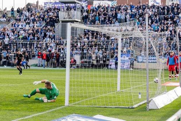 Marius Funk Goalkeeper, FC Energie Cottbus, 33 has to concede the goal to 1 0 GER, TSV 1860 Muenchen vs FC Energie Cottbus, Soccer, 3 Bundesliga, Matchday 13, Season 2025 2026, 01 11 2025 DFL DFB REGULATIONS PROHIBIT ANY USE OF PHOTOGRAPHS as IMAGE SEQUENCES and or QUASI VIDEO GER, TSV 1860 Muenchen vs FC Energie Cottbus, Football, 3 Bundesliga, Matchday 13, Season 2025 2026, 01 11 2025 Muenchen Copyright: xEibner-Pressefoto HeikexFeinerx EP_HFR