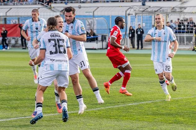 Kevin Volland TSV 1860 Muenchen, 31 , Tunay Deniz TSV 1860 Muenchen, 36 and Sigurd Haugen TSV 1860 Muenchen, 22 celebrate with Thore Jacobsen TSV 1860 Muenchen, 05 his goal for 1 0 from a penalty kick GER, TSV 1860 Muenchen vs FC Energie Cottbus, Soccer, 3 Bundesliga, 13 Matchday, Season 2025 2026, 01 11 2025 DFL DFB REGULATIONS PROHIBIT ANY USE OF PHOTOGRAPHS as IMAGE SEQUENCES and or QUASI VIDEO GER, TSV 1860 Muenchen vs FC Energie Cottbus, Football, 3 Bundesliga, 13 Matchday, Season 2025 2026, 01 11 2025 Muenchen Copyright: xEibner-Pressefoto HeikexFeinerx EP_HFR