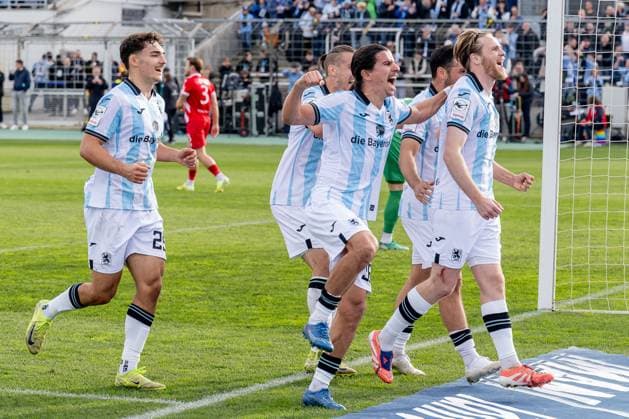 The Muenchner celebrate with Thore Jacobsen TSV 1860 Muenchen, 05 his goal to 1 0 by penalty kick GER, TSV 1860 Muenchen vs FC Energie Cottbus, Football, 3 Bundesliga, Matchday 13, Season 2025 2026, 01 11 2025 DFL DFB REGULATIONS PROHIBIT ANY USE OF PHOTOGRAPHS as IMAGE SEQUENCES and or QUASI VIDEO GER, TSV 1860 Muenchen vs FC Energie Cottbus, Football, 3 Bundesliga, Matchday 13, Season 2025 2026, 01 11 2025 Muenchen Copyright: xEibner-Pressefoto HeikexFeinerx EP_HFR