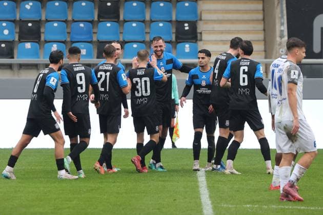Lukas Gottwalt FSV Frankfurt, No. 13 scores 2-0 into the corner and cheers with his teammates, Goal , Regionalliga, FSV Frankfurt Bayern Alzenau, Fußball Regionalliga Südwest 25 26, 15 Spieltag, Saison 2025 2026, 01 11 2025, Frankfurt PSD Bank Arena Germany