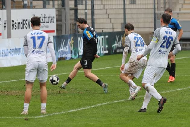 Goalscorer Cas Peters FSV Frankfurt, No. 10 shoots in for a goal, 3 0 , Regionalliga, FSV Frankfurt Bayern Alzenau, Fußball Regionalliga Südwest 25 26, 15 Matchday, Season 2025 2026, 01 11 2025, Frankfurt PSD Bank Arena Germany
