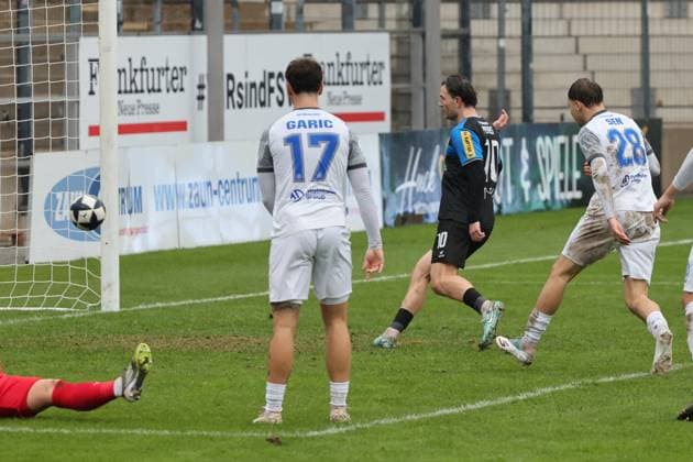 Goalscorer Cas Peters FSV Frankfurt, No. 10 shoots in for a goal, 3 0 , Regionalliga, FSV Frankfurt Bayern Alzenau, Fußball Regionalliga Südwest 25 26, 15 Matchday, Season 2025 2026, 01 11 2025, Frankfurt PSD Bank Arena Germany
